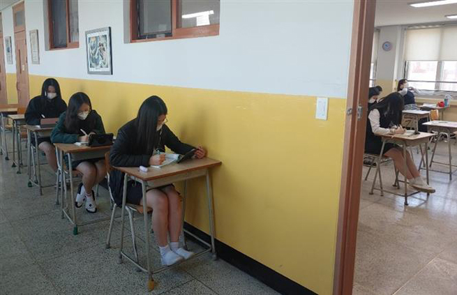  Học sinh trở lại trường học tại Cheongju, Hàn Quốc vẫn tuân thủ giãn cách xã hội, ngày 20-5-2020. Ảnh: THX/ TTXVN