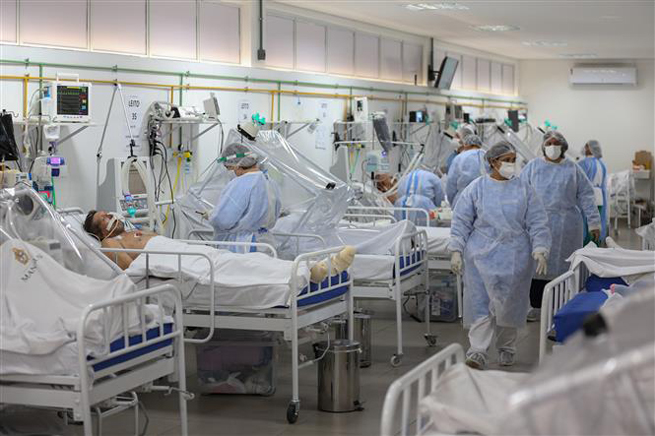  Nhân viên y tế chăm sóc bệnh nhân mắc Covid-19 tại một bệnh viện ở Manaus, Brazil ngày 20-5-2020. Ảnh: AFP/TTXVN