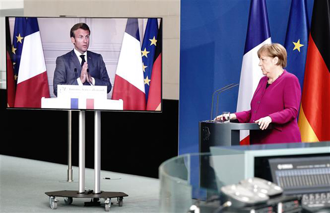  Tổng thống Pháp Emmanuel Macron (trái) và Thủ tướng Đức Angela Merkel (phải) tại cuộc họp báo trực tuyến ngày 18-5-2020. Ảnh: AFP/TTXVN