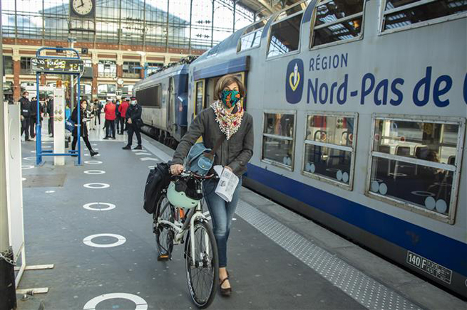  Người dân đeo khẩu trang phòng lây nhiễm Covid-19 tại nhà ga tàu hỏa ở Lille, Pháp ngày 14-5-2020. Ảnh: THX/ TTXVN