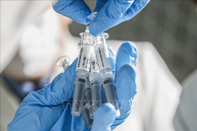   Vaccine phòng Covid-19 được thử nghiệm tại phòng thí nghiệm ở Bắc Kinh, Trung Quốc ngày 16-3-2020. Ảnh: THX/TTXVN