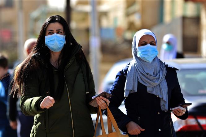  Người dân đeo khẩu trang phòng lây nhiễm COVID-19 tại Amman, Jordan ngày 24/3/2020. Ảnh: THX/ TTXVN