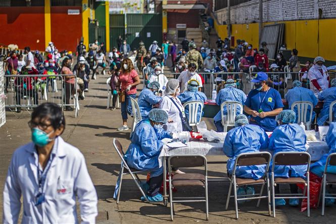  Nhân viên y tế làm việc tại điểm xét nghiệm COVID-19 tại Lima, Peru, ngày 11/5/2020. Ảnh: AFP/ TTXVN