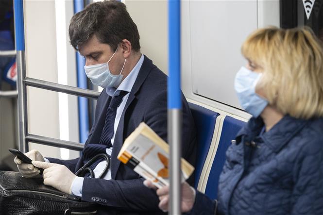  Người dân đeo khẩu trang phòng lây nhiễm COVID-19 trên tàu điện ngầm ở Moskva, Nga ngày 12/5/2020. Ảnh: THX/ TTXVN