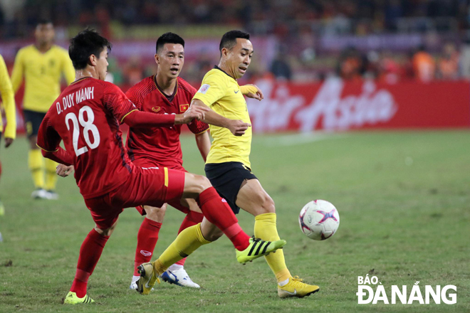 Đội tuyển Việt Nam (áo đỏ) cần lựa chọn mục tiêu chính giữa việc vượt qua vòng loại thứ 2 World Cup 2022 hay bảo vệ danh hiệu Vô địch AFF Cup 2020.  Ảnh: ĐỨC CƯỜNG