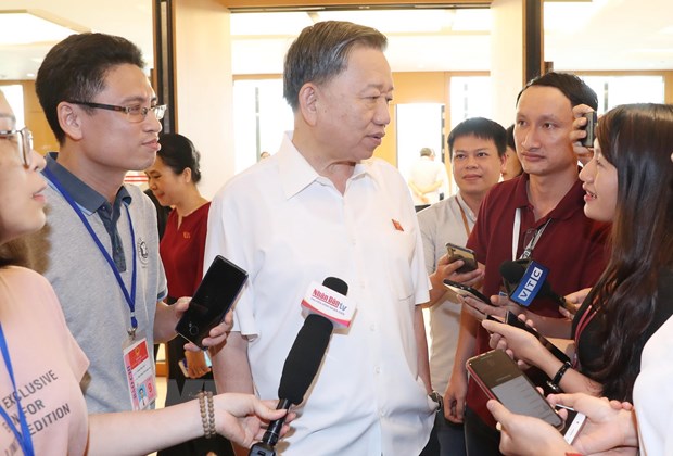 Đại tướng, Bộ trưởng Bộ Công an Tô Lâm trả lời phỏng vấn báo chí trong giờ nghỉ giải lao. (Ảnh: Trọng Đức/TTXVN)