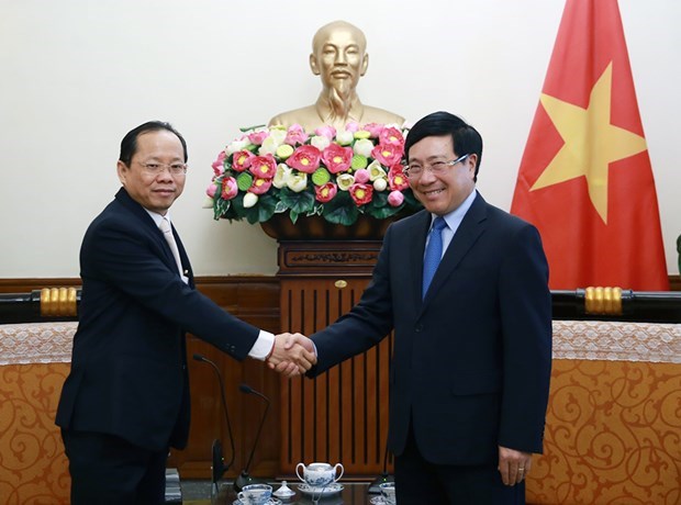 Deputy PM and FM Pham Binh Minh hosts a reception for Cambodian Ambassador Chay Navuth in Hanoi on May 26. (Photo: Baochinhphu.vn)