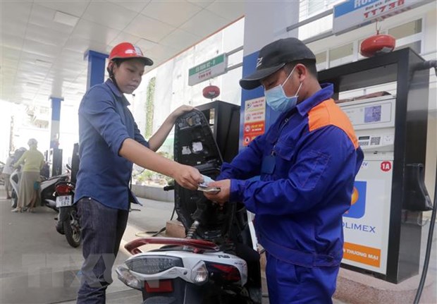 Mua bán xăng, dầu tại cửa hàng kinh doanh của Petrolimex trên phố Lạc Trung, Hai Bà Trưng, Hà Nội. (Ảnh: Trần Việt/TTXVN)