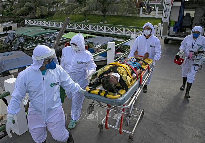 Nhân viên y tế chuyển bệnh nhân Covid-19 tới bệnh viện ở Breves trên đảo Marajo, bang Para, Brazil ngày 25-5. Ảnh: AFP/TTXVN