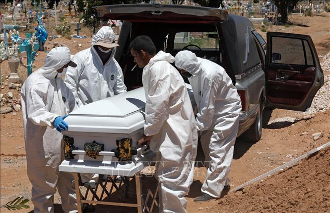 Chôn cất bệnh nhân tử vong do Covid-19 tại một nghĩa trang ở Ciudad Juarez, bang Chihuahua, Mexico ngày 17-5. Ảnh: AFP/TTXVN