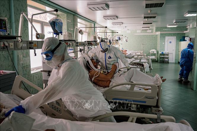 Nhân viên y tế điều trị cho bệnh nhân Covid-19 tại bệnh viện ở Moskva, Nga ngày 17-5. Ảnh: AFP/TTXVN