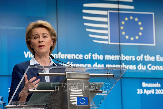 Chủ tịch EC Ursula von der Leyen phát biểu tại cuộc họp báo ở Brussels, Bỉ ngày 23-4. Ảnh: THX/TTXVN