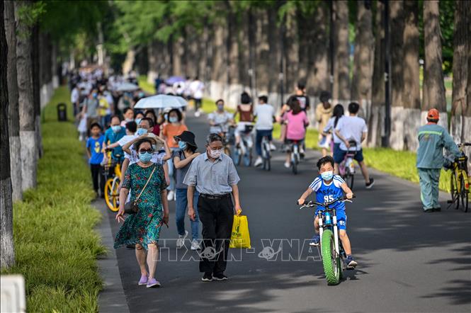  Người dân đi dạo tại khu vực Bờ Hồ ở Vũ Hán, Trung Quốc ngày 17-5. Ảnh: AFP/TTXVN