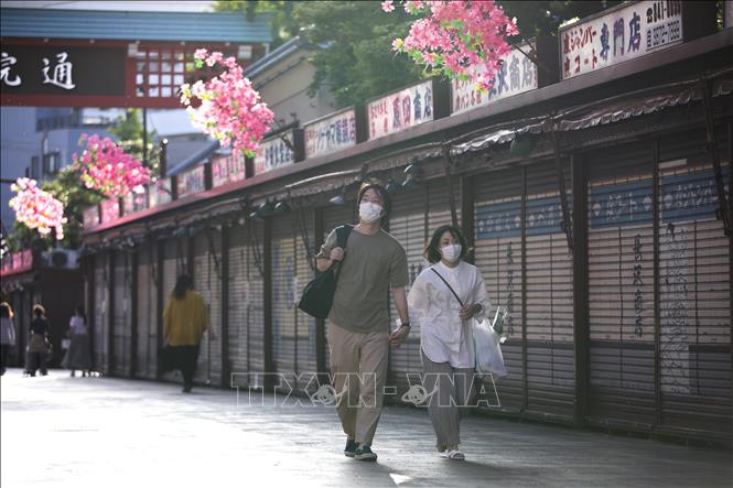 Người dân đeo khẩu trang phòng lây nhiễm Covid-19 tại Asakusa, Tokyo, Nhật Bản ngày 24-5. Ảnh: THX/TTXVN