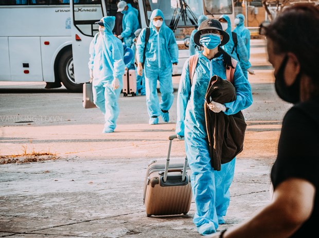 Nearly 340 Vietnamese citizens were brought home from the Republic of Korea (RoK) and quarantined upon arrival on May 27 (Photo: VNA).