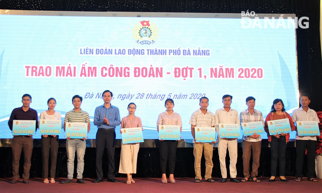 Chủ tịch Liên đoàn Lao động thành phố Nguyễn Duy Minh (thứ 4, trái sang) trao hỗ trợ Mái ấm Công đoàn cho đoàn viên khó khăn. Ảnh: LAM PHƯƠNG