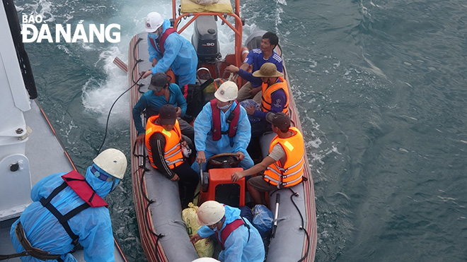 Lực lượng cứu nạn vớt kịp thời 13 ngư dân đưa lên tàu SAR 412 an toàn. Ảnh Trung tâm 2