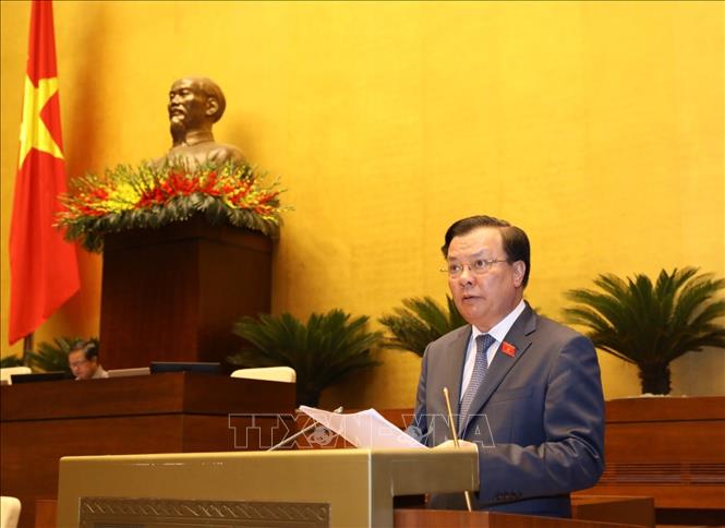 Bộ trưởng Bộ Tài chính Đinh Tiến Dũng trình bày Tờ trình đề nghị Quốc hội phê chuẩn quyết toán ngân sách nhà nước năm 2018. Ảnh: Văn Điệp/TTXVN