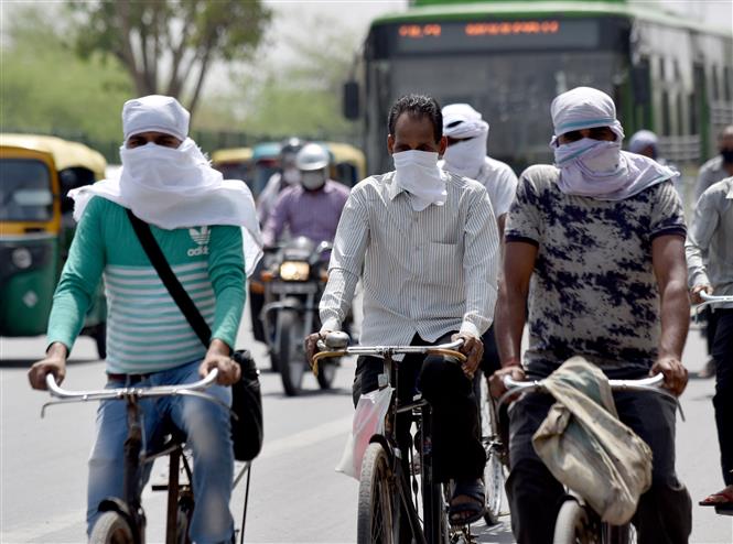  Người dân Ấn Độ đeo khẩu trang phòng dịch COVID-19 khi lưu thông trên đường phố ở New Delhi ngày 27/5/2020. Ảnh: ANI/TTXVN