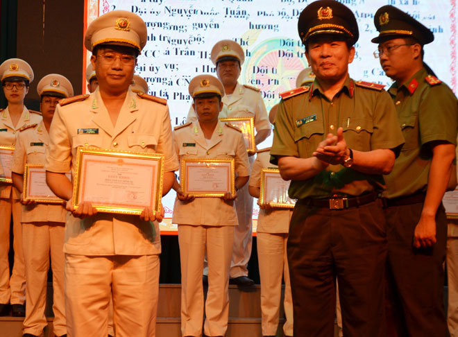 Thiếu tướng Vũ Xuân Viên, Giám đốc Công an thành phố trao giấy khen cho các tập thể, cá nhân. Ảnh NGỌC PHÚ