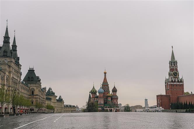  Cảnh vắng lặng trên quảng trường Đỏ ở trung tâm thủ đô Moskva, Nga khi lệnh hạn chế được ban bố nhằm ngăn dịch COVID-19 lây lan, ngày 4/5/2020. Ảnh: THX/TTXVN