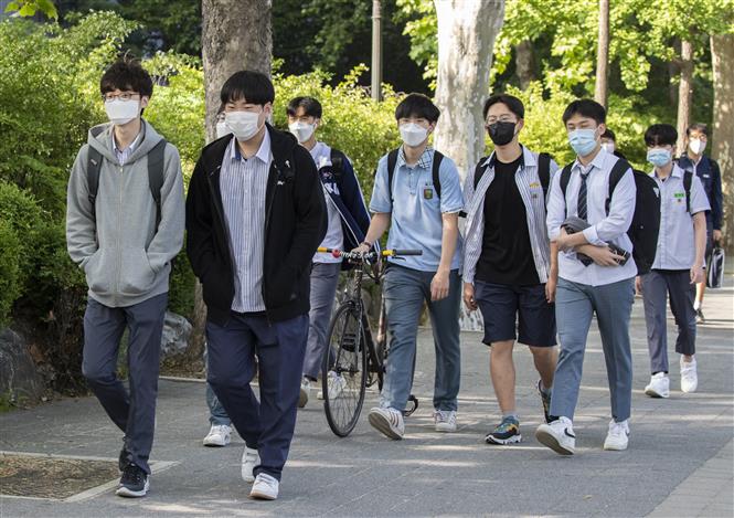  Học sinh tới trường tại Seoul, Hàn Quốc ngày 27/5/2020. Ảnh: THX/ TTXVN