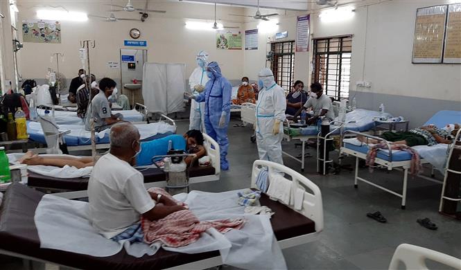  Điều trị cho bệnh nhân COVID-19 tại bệnh viện dân sự Thane ở Thane, Ấn Độ ngày 25/5/2020. Ảnh: ANI/TTXVN