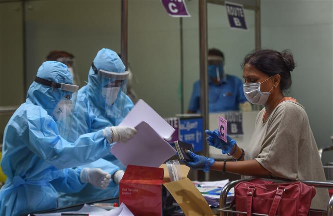  Nhân viên y tế Ấn Độ kiểm tra thông tin từ người dân trở về từ Dubai (Các tiểu vương quốc Arab thống nhất) trên chuyến bay của Hãng hàng không Ấn Độ tại sân bay Chennai, ngày 9/5/2020. Ảnh: THX/TTXVN