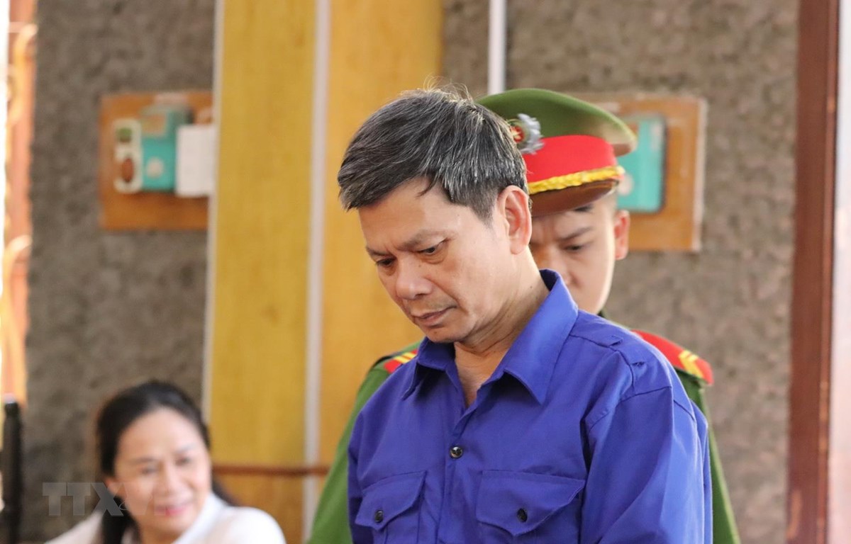 Bị cáo Lò Văn Huynh, nguyên Trưởng phòng Khảo thí và Quản lý chất lượng giáo dục, Sở Giáo dục và Đào tạo tại phiên tòa bị tuyên phạt tổng cộng 21 năm tù. (Ảnh: Hữu Quyết/TTXVN)