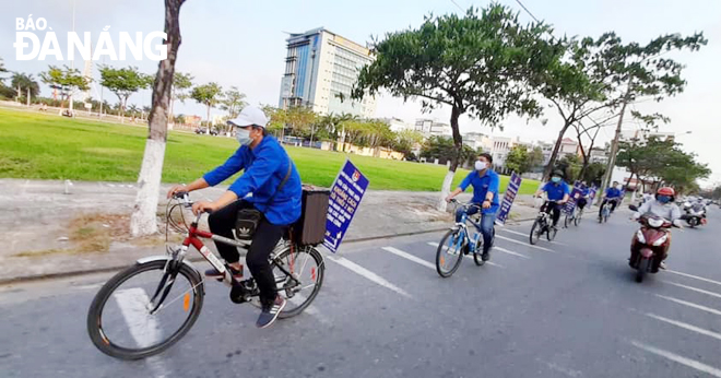 Đoàn viên phường Hòa Cường Bắc đạp xe lưu động tuyên truyền phòng, chống Covid-19. Ảnh: Đ.H.L