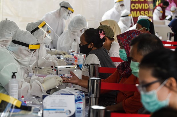 Health workers collect blood samples for Covid-19 testing in South Tangerang city, Indonesia, on May 14 (Photo: Xinhua/VNA)