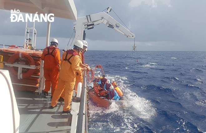 Lực lượng cứu nạn đưa ngư dân H. lên tàu SAR 412 để vận chuyển về đất liền cấp cứu. Ảnh do Trung tâm 2 cung cấp.