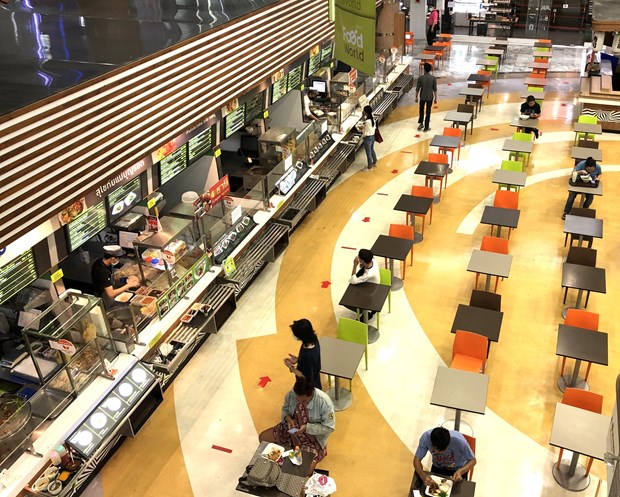 Social distancing is practiced at the dining area of a shopping centre in Thailand when restrictions have been gradually eased (Photo: VNA)