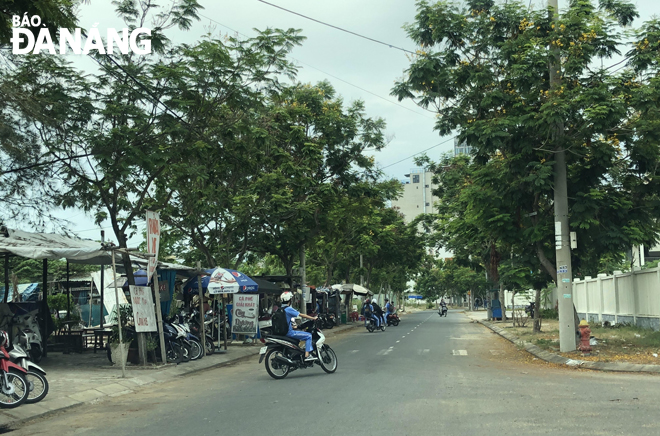 Học sinh Trường THPT Sơn Trà ra về bằng xe máy (ảnh chụp ngày 28-5-2020). 						             Ảnh: PHƯƠNG CHI