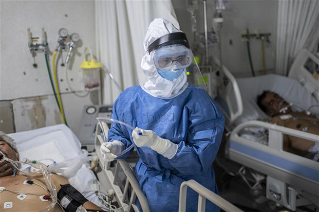   Nhân viên y tế điều trị cho bệnh nhân Covid-19 tại bệnh viện ở Atizapan, Mexico, ngày 22-5-2020. Ảnh: AFP/ TTXVN