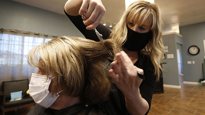  Một hiệu cắt tóc ở Auburn, California trong ngày đầu tiên mở cửa lại, hôm 27-5. Ảnh: AP