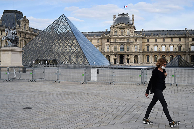  Bảo tàng Louvre trong thời kỳ phong toả vì dịch Covid-19. Ảnh: CNN