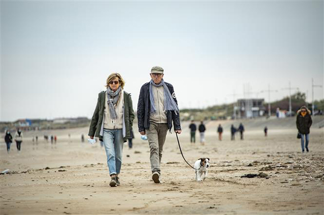   Người dân dạo trên bãi biển ở Dunkirk, miền Bắc Pháp ngày 16-5-2020 trong bối cảnh dịch Covid-19 tiếp diễn. Ảnh: THX/TTXVN