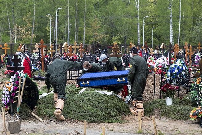  Lễ an táng nạn nhân tử vong vì Covid-19 tại nghĩa trang ở ngoại Moskva ngày 26-5. Ảnh: AP