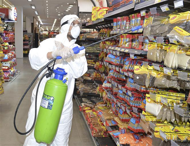  Phun thuốc khử trùng tại siêu thị ở Kuwait City, Kuwait, ngày 12-5-2020 nhằm ngăn chặn sự lây lan của Covid-19. Ảnh: THX/TTXVN