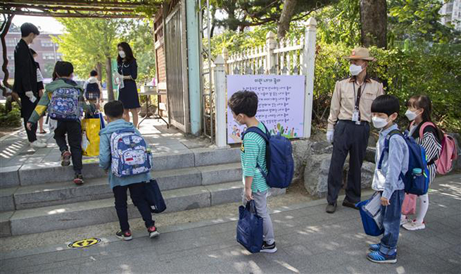   Học sinh tới trường học ở Seoul, Hàn Quốc ngày 27-5-2020. Ảnh: THX/ TTXVN