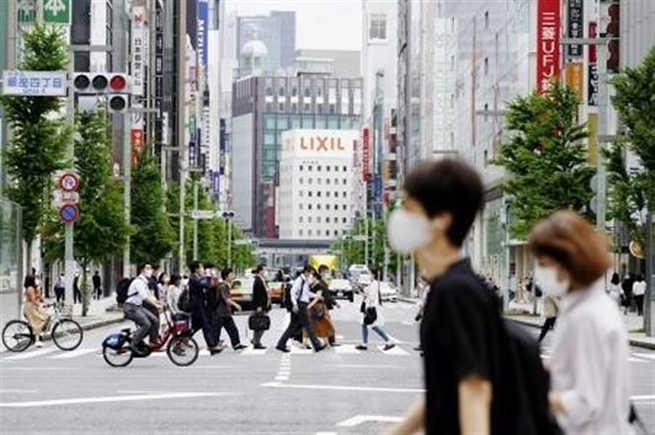  Người dân đi bộ tại quận mua sắm Ginza ở Tokyo, Nhật Bản, ngày 26-5-2020. Ảnh: Kyodo/TTXVN