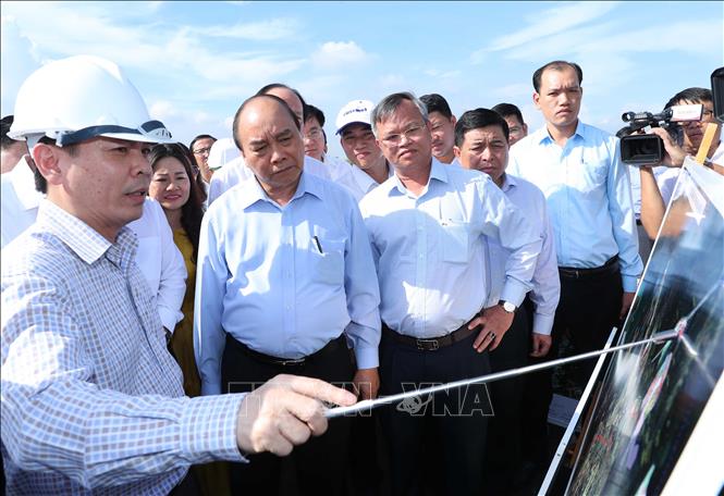 Thủ tướng Nguyễn Xuân Phúc thị sát dự án cầu Phước An.