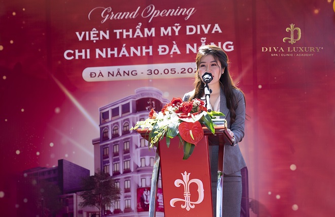 Bà Trần Trúc Ly - Giám đốc Viện thẩm mỹ DIVA khu vực miền Nam phát biểu tại lễ khai trương.