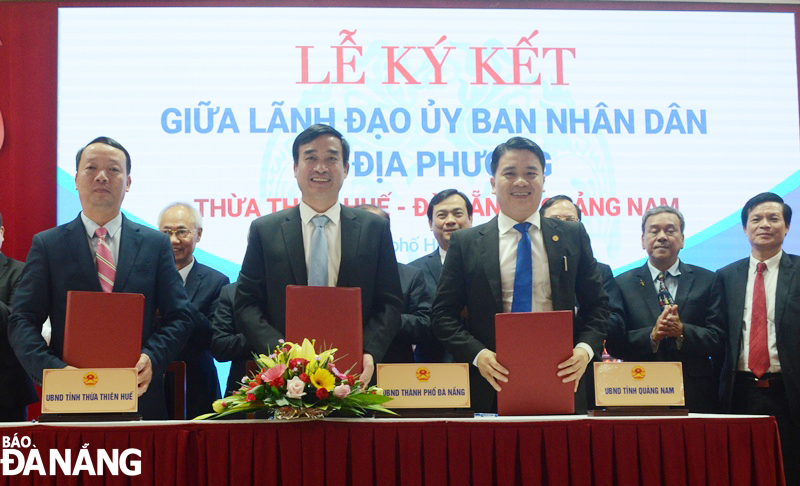 Representatives from the authorities of Da Nang, Thua Thien Hue and Quang Nam at the signing ceremony 