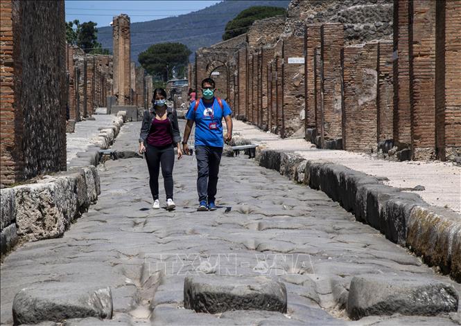 Khách thăm quan khu di tích Pompei của Italy ngày 26/5, ngày đầu tiên mở cửa trở lại sau một thời gian ngừng đón khách do dịch COVID-19. Ảnh: AFP/TTXVN