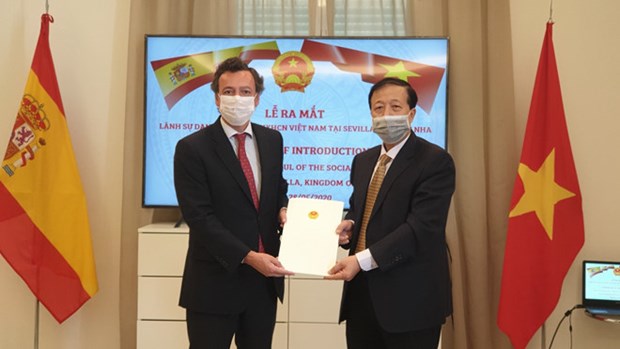 Vietnamese Ambassador to Spain Hoang Xuan Hai (R) presents appointment decision to Pablo Rafael Gomez Falcon (Source: thanhnien.vn)