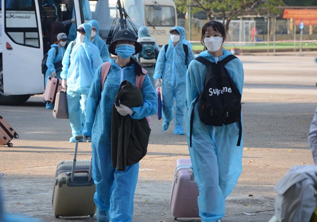 Vietnamese citizens repatriated from the Republic of Korea arrive at a quarantine facility of Da Nang city's Military High Command on May 27 (Photo: VNA)