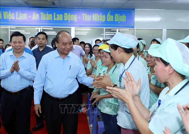 Thủ tướng Nguyễn Xuân Phúc thăm nhà máy của Công ty TNHH điện tử Foster. Ảnh: Thống Nhất/TTXVN