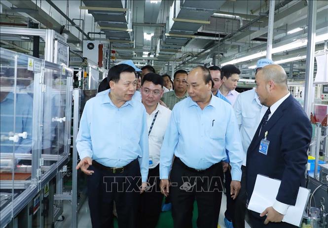 Thủ tướng Nguyễn Xuân Phúc thăm nhà máy sản xuất của Công ty TNHH điện tử Foster (Việt Nam). Ảnh: Thống Nhất/TTXVN
